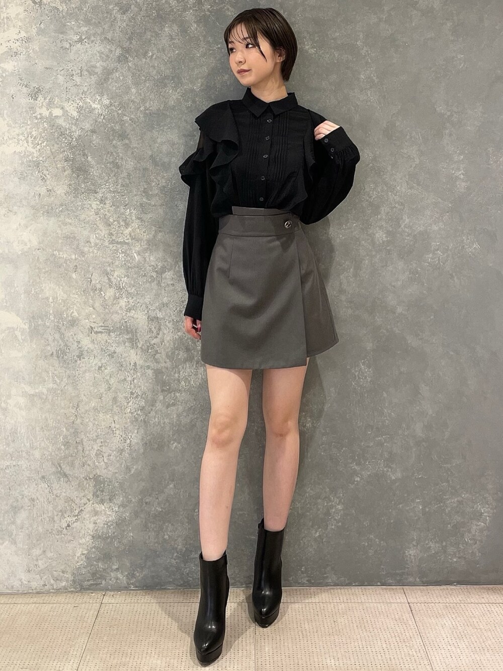 ブラック系のブーツ、グレー系のその他パンツ、ブラック系のシャツ/ブラウスを着用したレディースの夏コーディネートの2枚目の写真