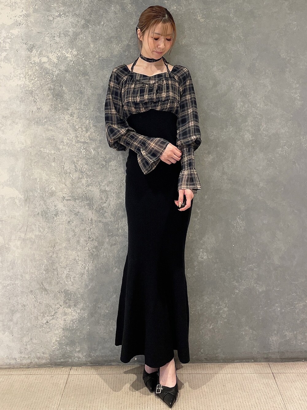 ブラック系のパンプス、その他のワンピース、グレー系のシュシュを着用したレディースの秋コーディネートの2枚目の写真