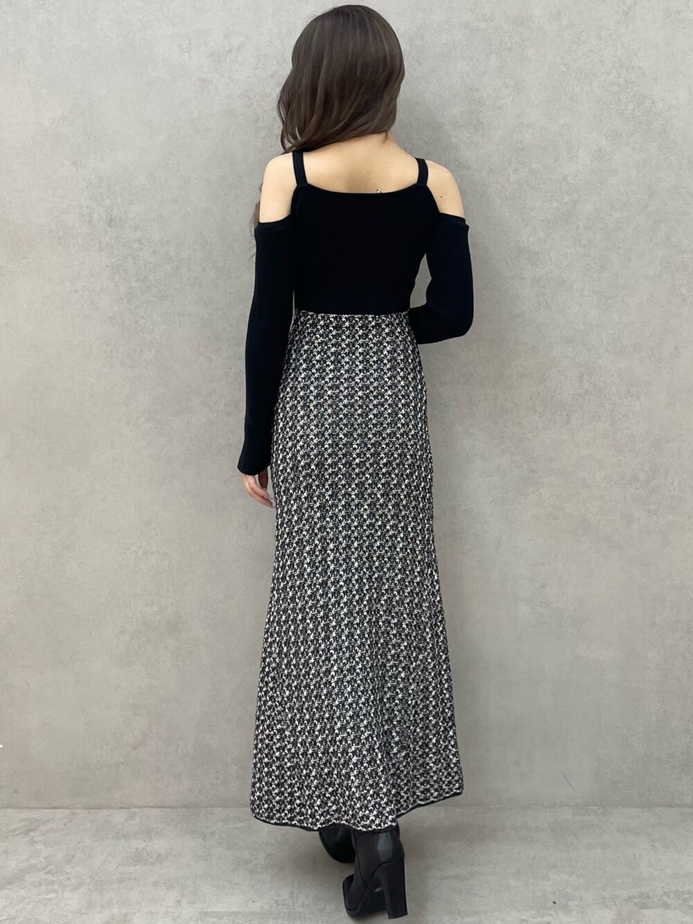 ブラック系のブーツ、ブラック系のワンピースを着用したレディースの夏コーディネートの3枚目の写真