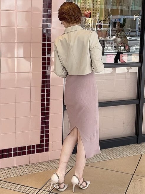 ピンク系のワンピース、ホワイト系のパンプス、ホワイト系のテーラードジャケットを着用したレディースの春コーディネートの2枚目の写真