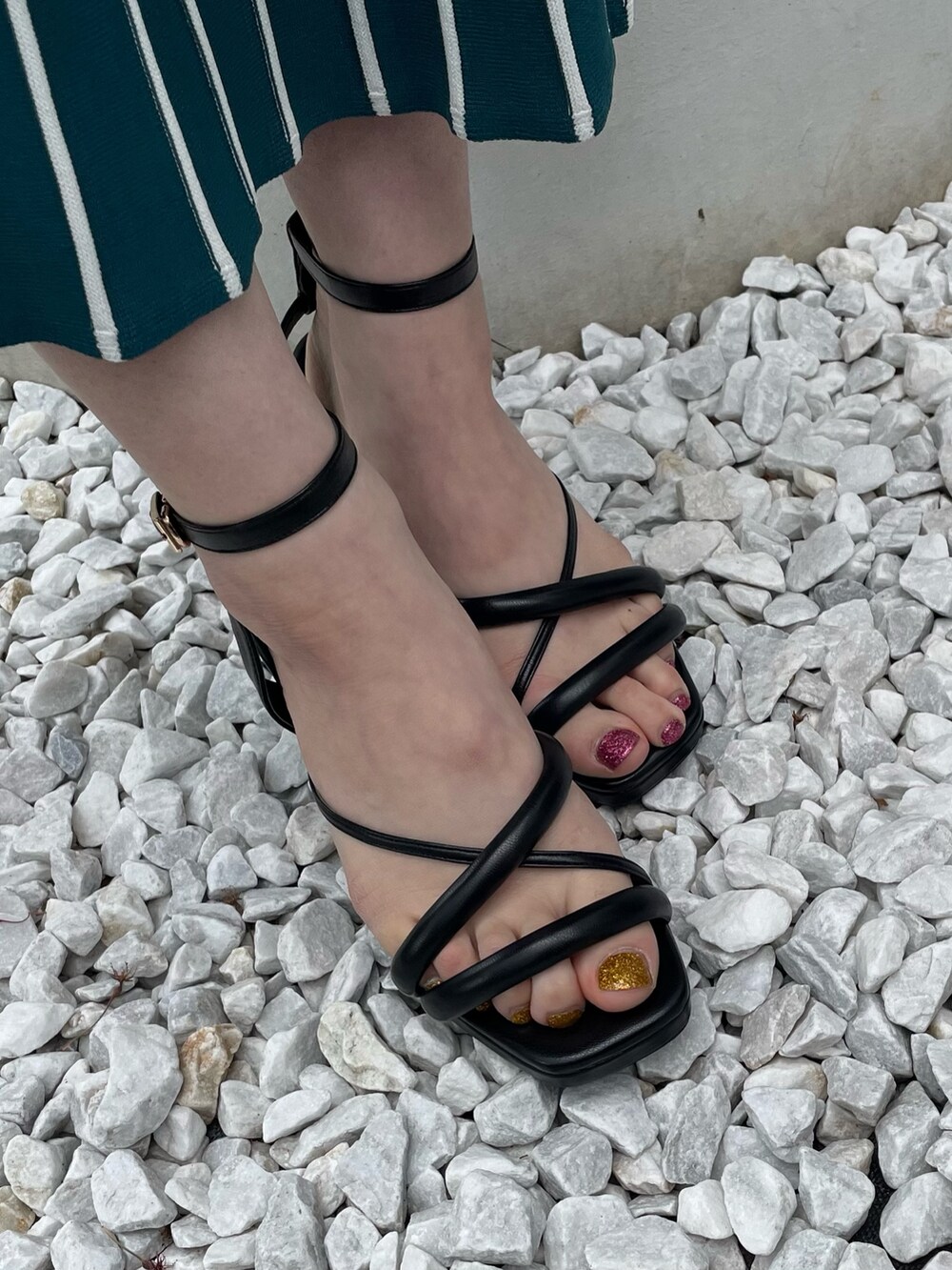 ブルー系のワンピース、ブラック系のサンダルを着用したレディースの夏コーディネートの8枚目の写真