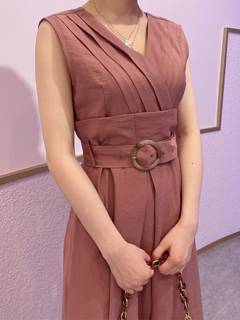 ホワイト系のサンダル、その他のショルダーバッグ、ピンク系のワンピースを着用したレディースの夏コーディネートの5枚目の写真