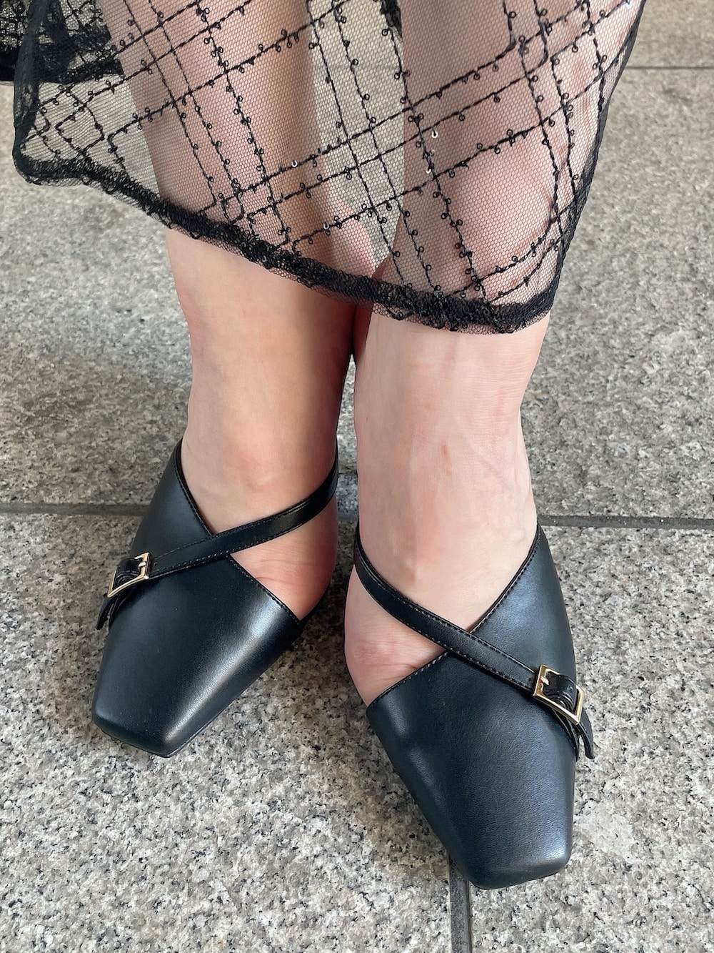 ブラック系のつなぎ/オールインワン、ベージュ系のトートバッグ、ブラック系のスリッポンを着用したレディースの夏コーディネートの9枚目の写真