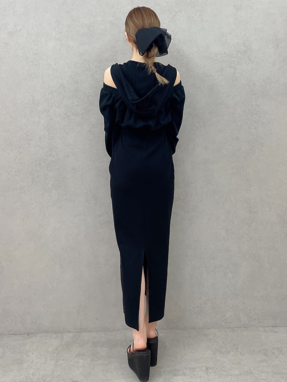 ブラック系のワンピース、ブラック系のサンダル、ブラック系のバレッタ/ヘアクリップを着用したレディースの春コーディネートの3枚目の写真