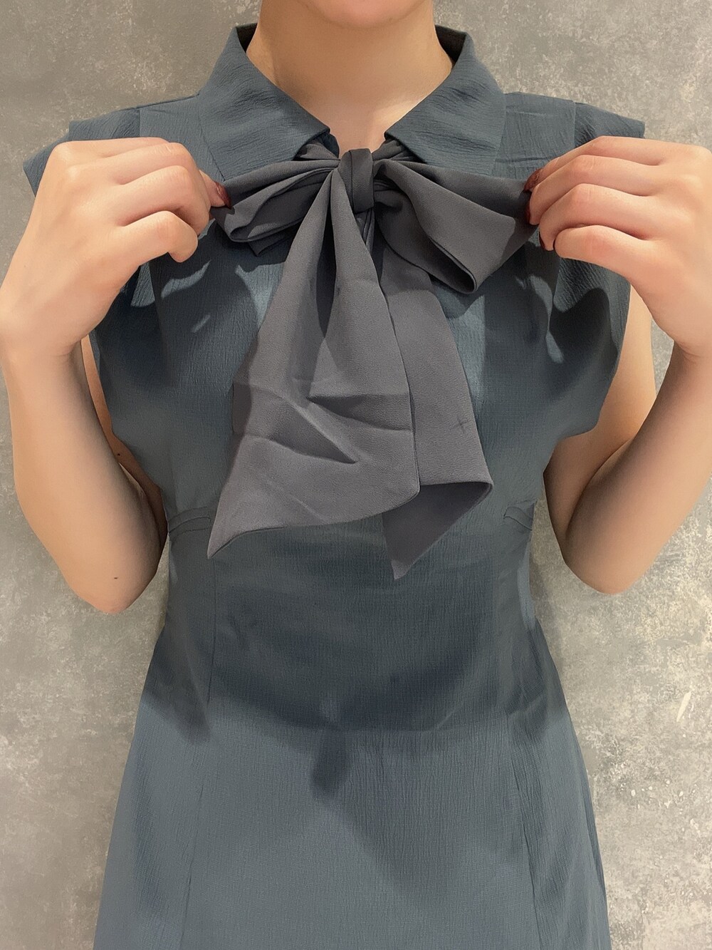 ブルー系のワンピース、ブラック系のサンダルを着用したレディースの夏コーディネートの5枚目の写真