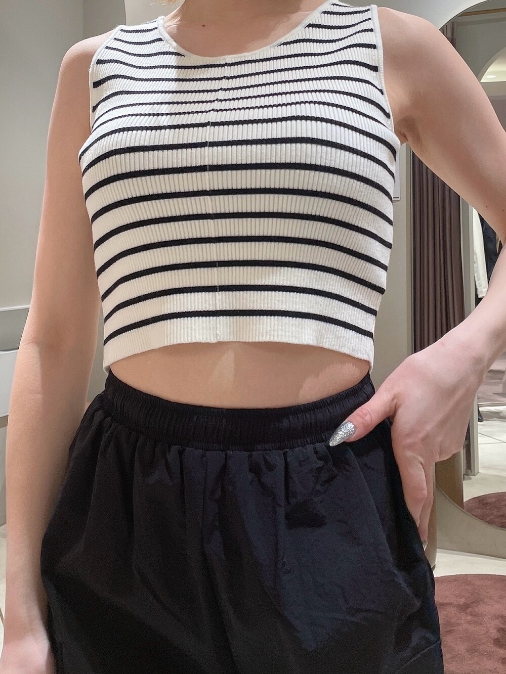 ブラック系のパンプス、その他のタンクトップ、ブラック系のカーゴパンツを着用したレディースの春コーディネートの5枚目の写真