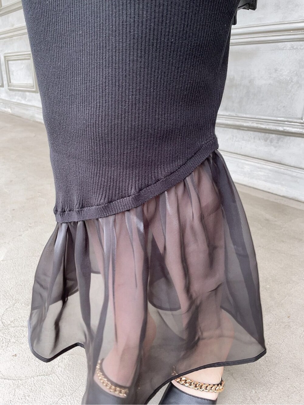 ブラック系のワンピース、ブラック系のサンダル、ブラック系のショルダーバッグを着用したレディースの春コーディネートの8枚目の写真