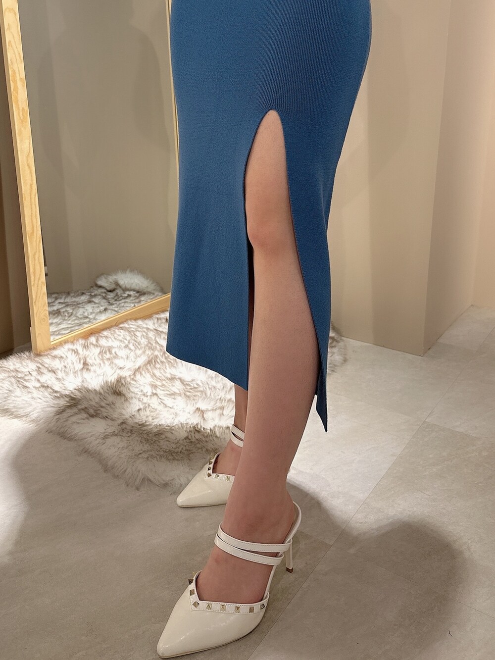 ホワイト系のパンプス、ブルー系のワンピースを着用したレディースの春コーディネートの6枚目の写真