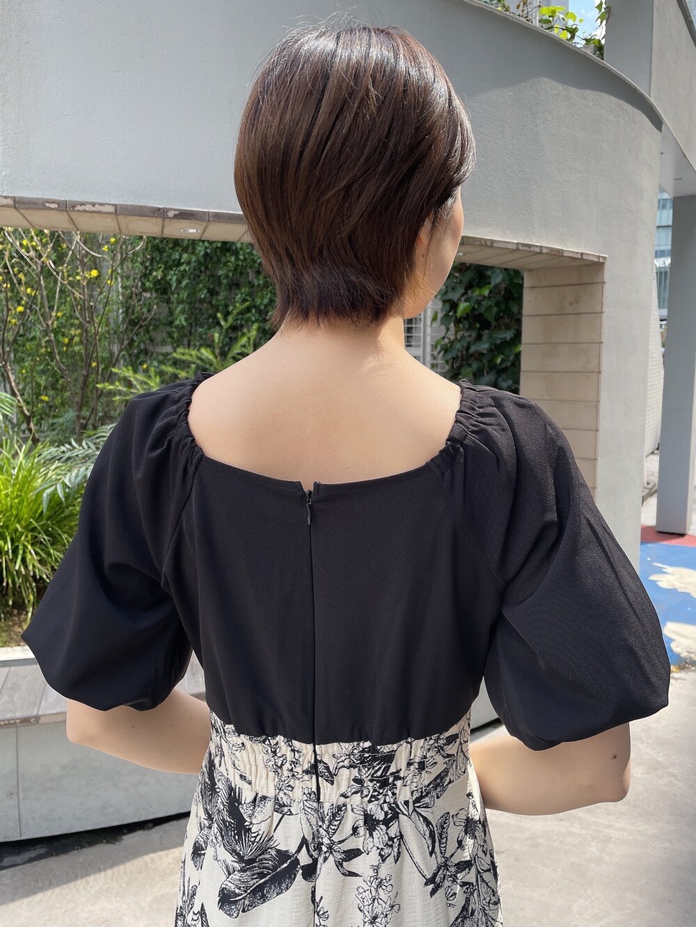 ブラック系のパンプス、ブラック系のワンピースを着用したレディースの春コーディネートの4枚目の写真