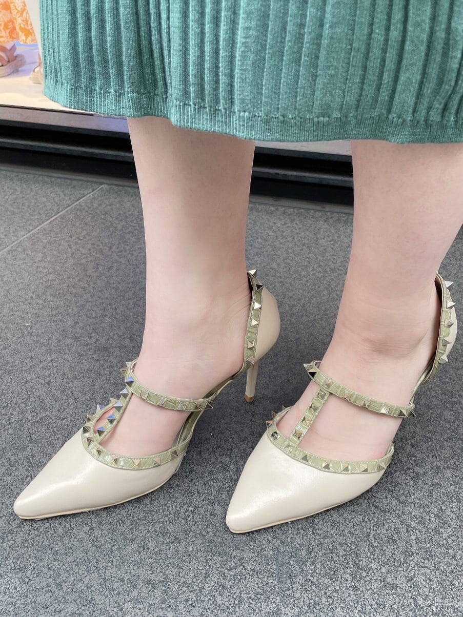 グリーン系のワンピース、ホワイト系のシャツ/ブラウス、ホワイト系のパンプスを着用したレディースの夏コーディネートの8枚目の写真