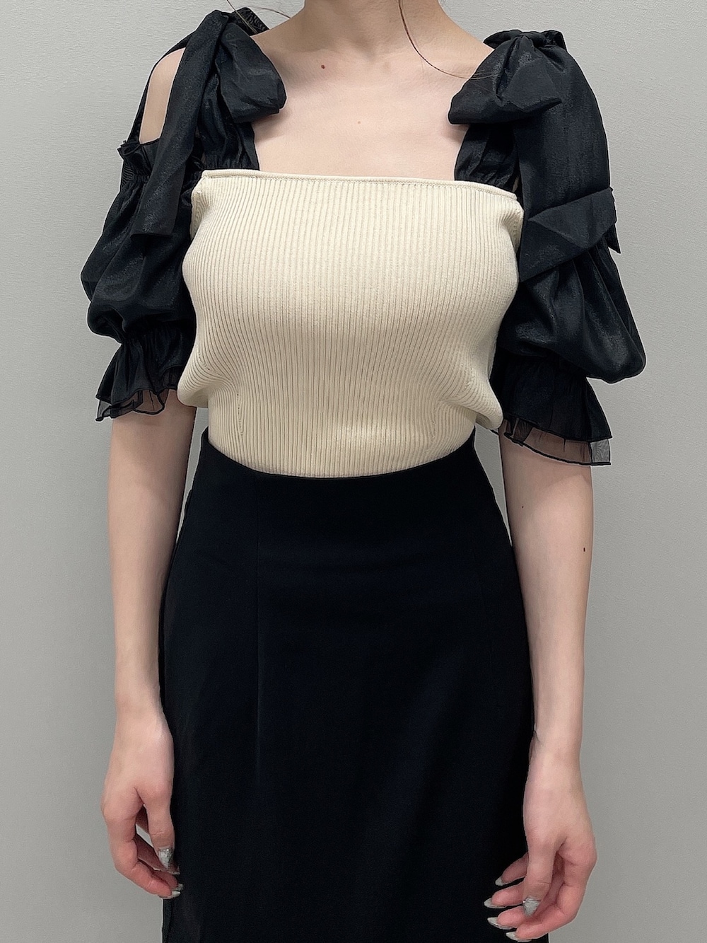 その他のニット/セーター、ブラック系のスカート、ブラック系のサンダルを着用したレディースの春コーディネートの4枚目の写真