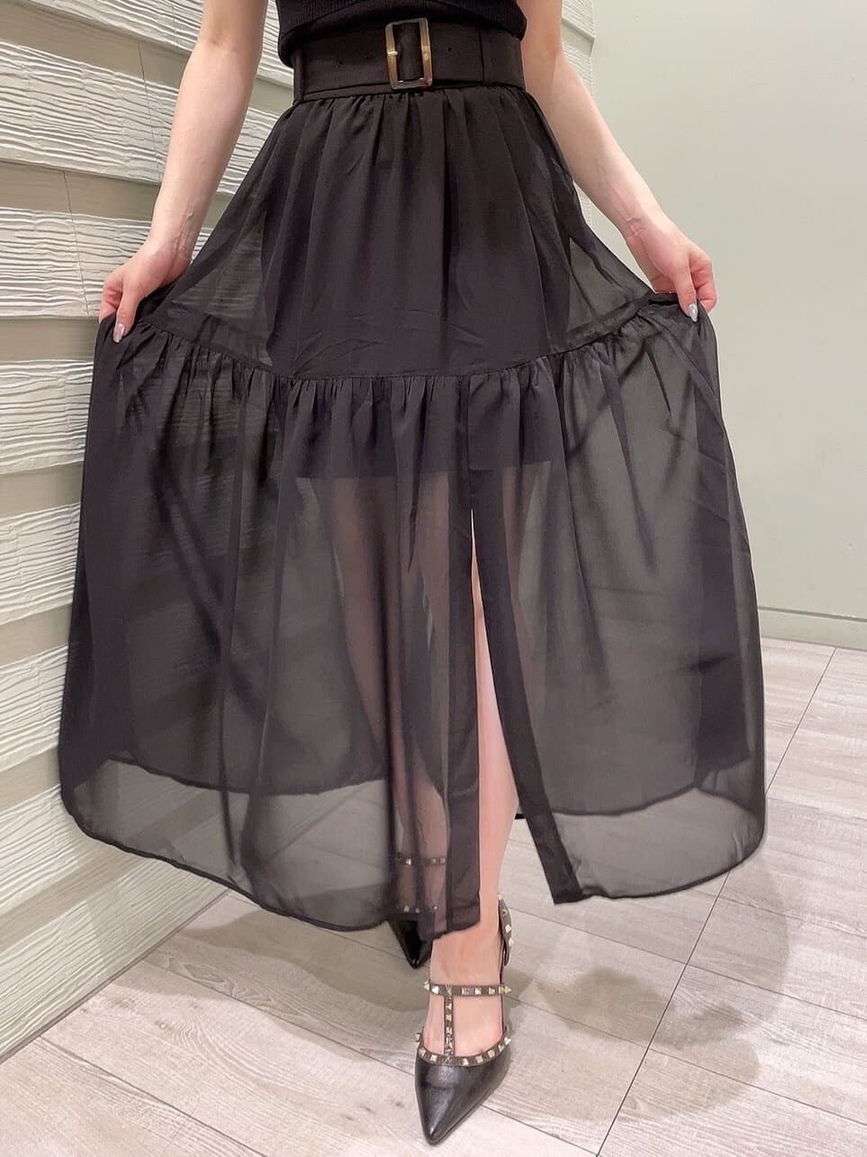 ブラック系のパンプス、ブラック系のニット/セーター、ブラック系のスカートを着用したレディースの春コーディネートの8枚目の写真
