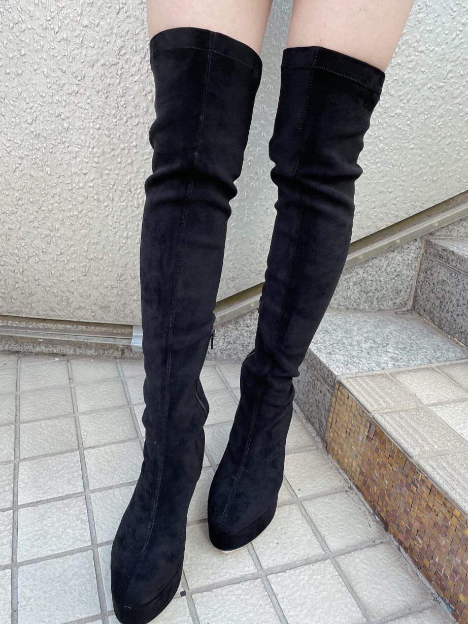 その他のその他パンツ、ブラック系のブーツ、ブラック系のニット/セーターを着用したレディースの秋コーディネートの8枚目の写真