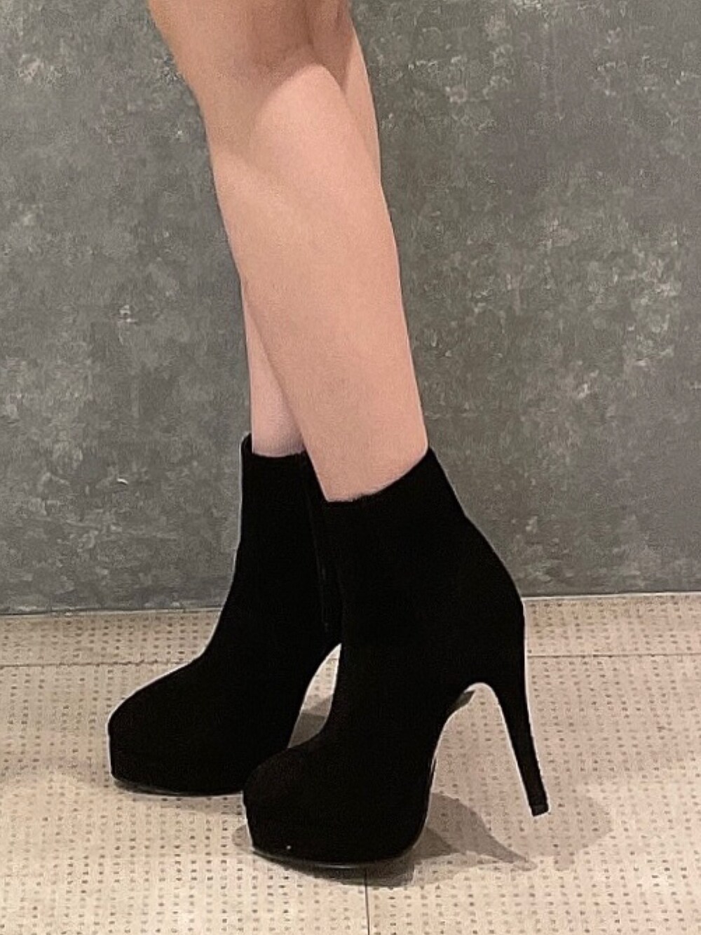 グレー系のワンピース、ブラック系のブーツを着用したレディースの秋コーディネートの7枚目の写真