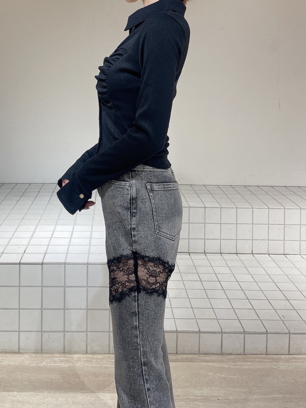 ブラック系のブーツ、グレー系のデニムパンツ、ブラック系のTシャツ/カットソーを着用したレディースの春コーディネートの6枚目の写真