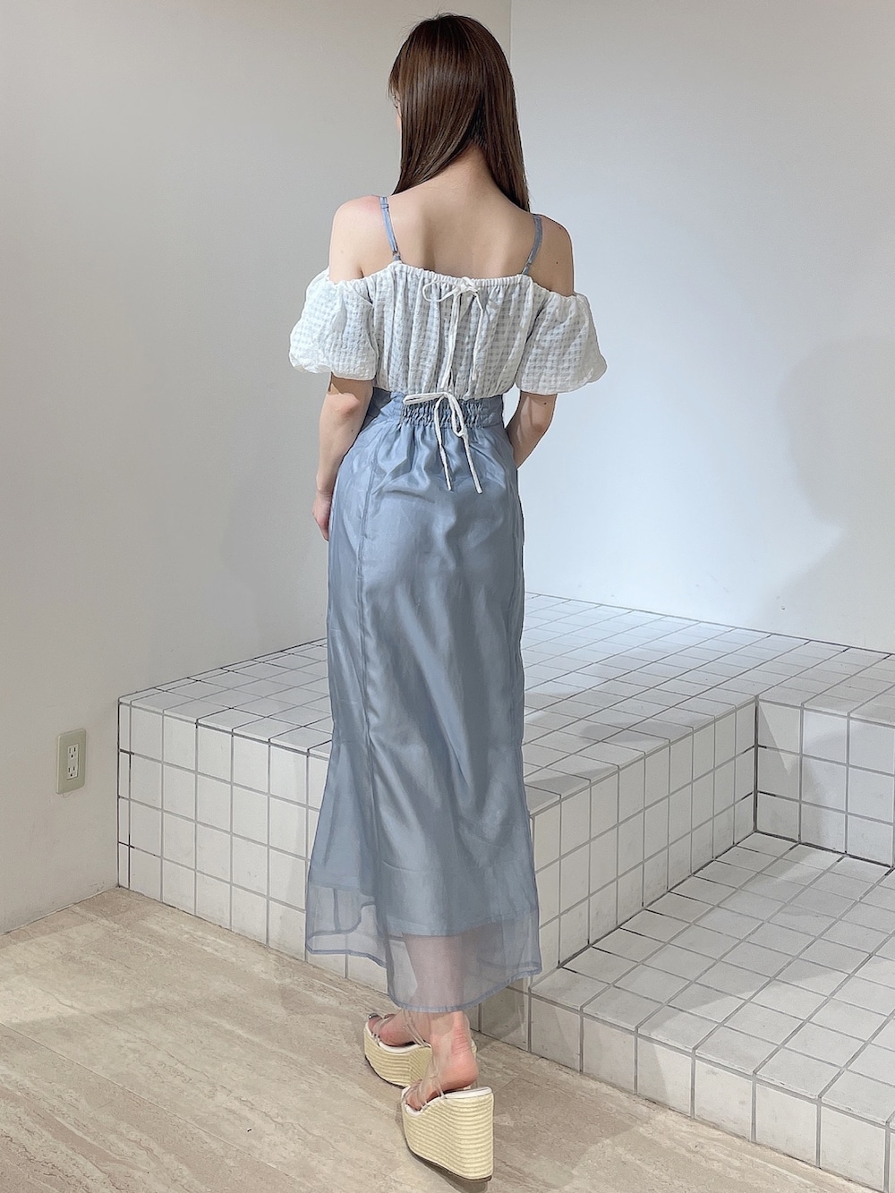 ブルー系のワンピース、ホワイト系のサンダルを着用したレディースの夏コーディネートの4枚目の写真