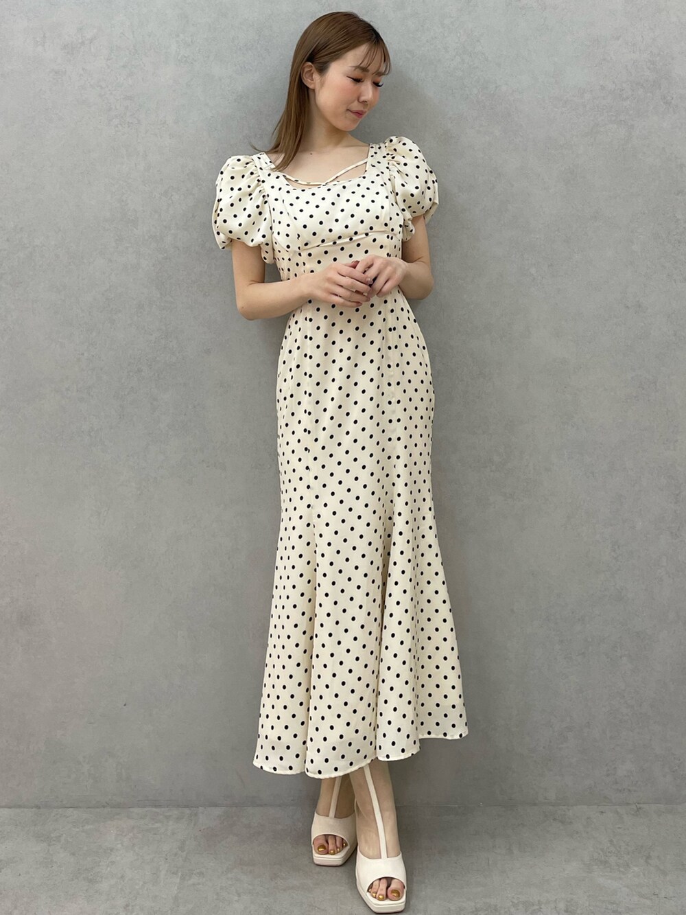 ホワイト系のワンピース、ホワイト系のブーツを着用したレディースの春コーディネートの2枚目の写真