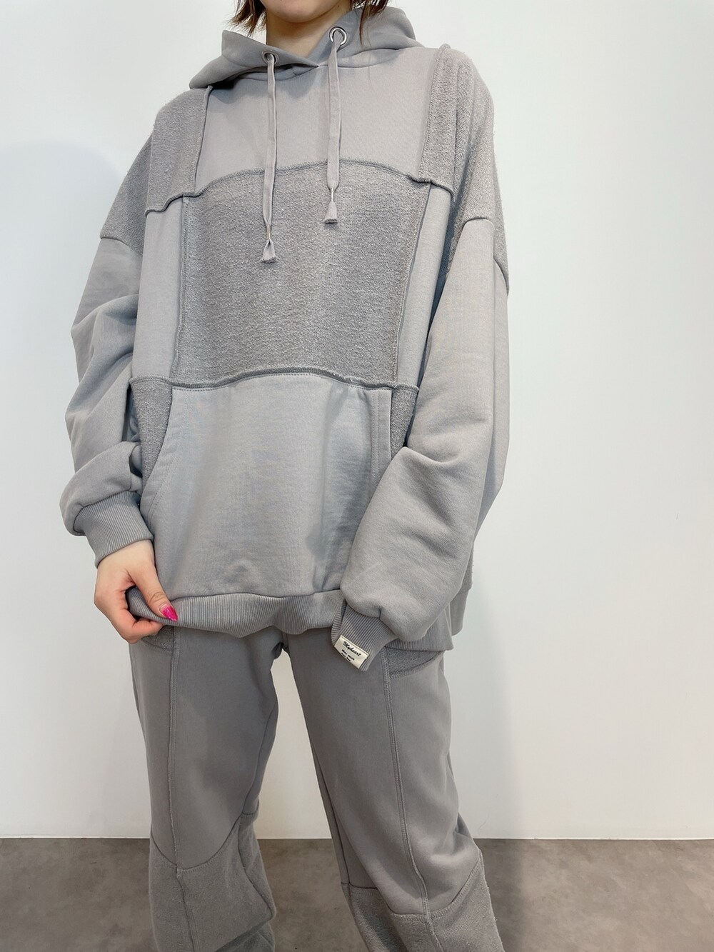 グレー系のスウェット、グレー系のスウェットパンツ、ブラック系のサンダルを着用したレディースの冬コーディネートの7枚目の写真