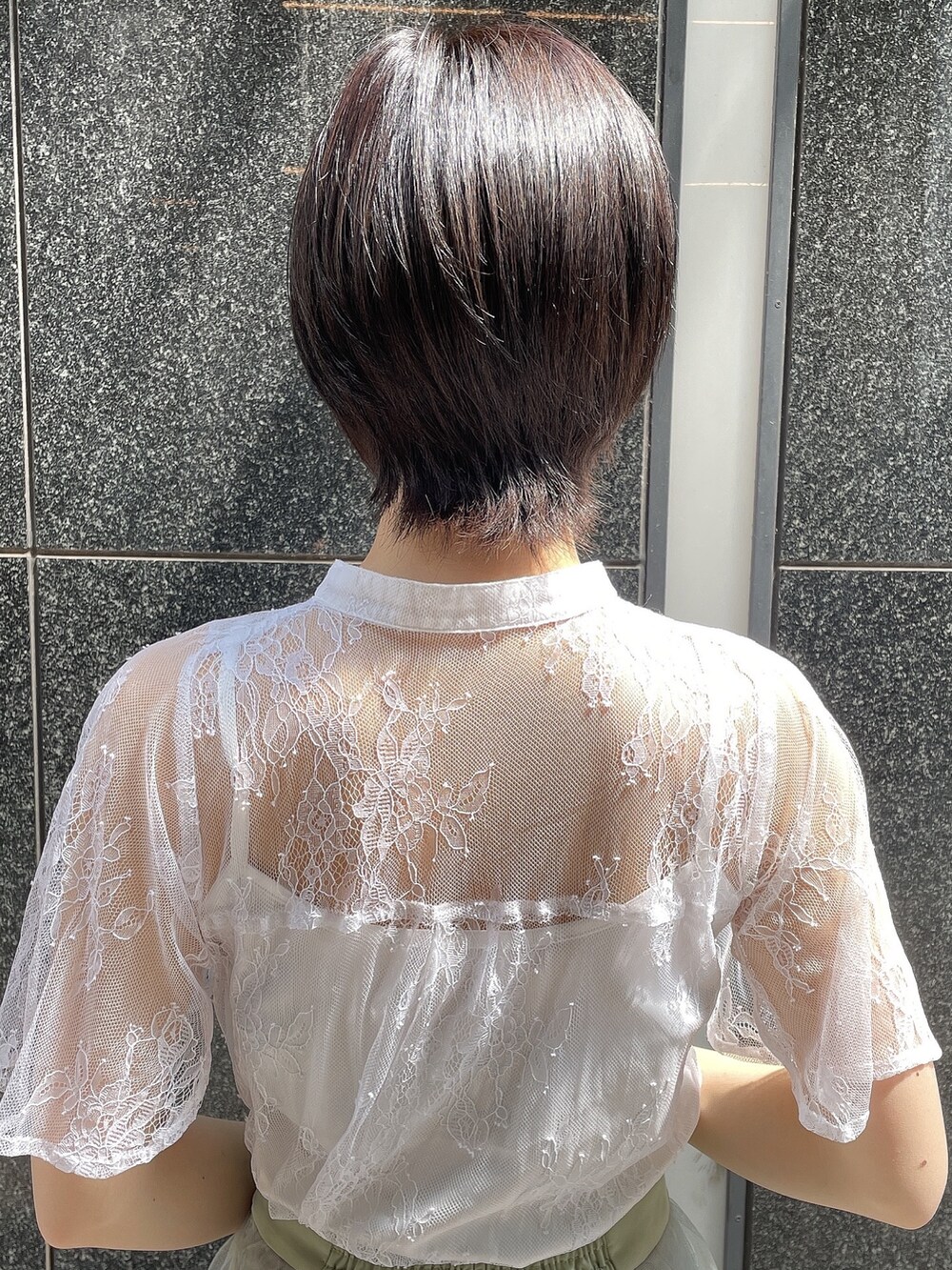 ホワイト系のシャツ/ブラウス、ブルー系のスカート、ホワイト系のサンダルを着用したレディースの春コーディネートの6枚目の写真