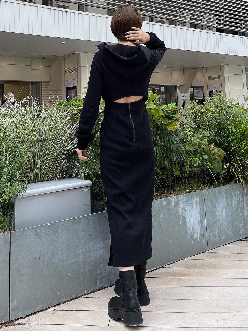 ブラック系のワンピース、ブラック系のブーツを着用したレディースの秋コーディネートの2枚目の写真