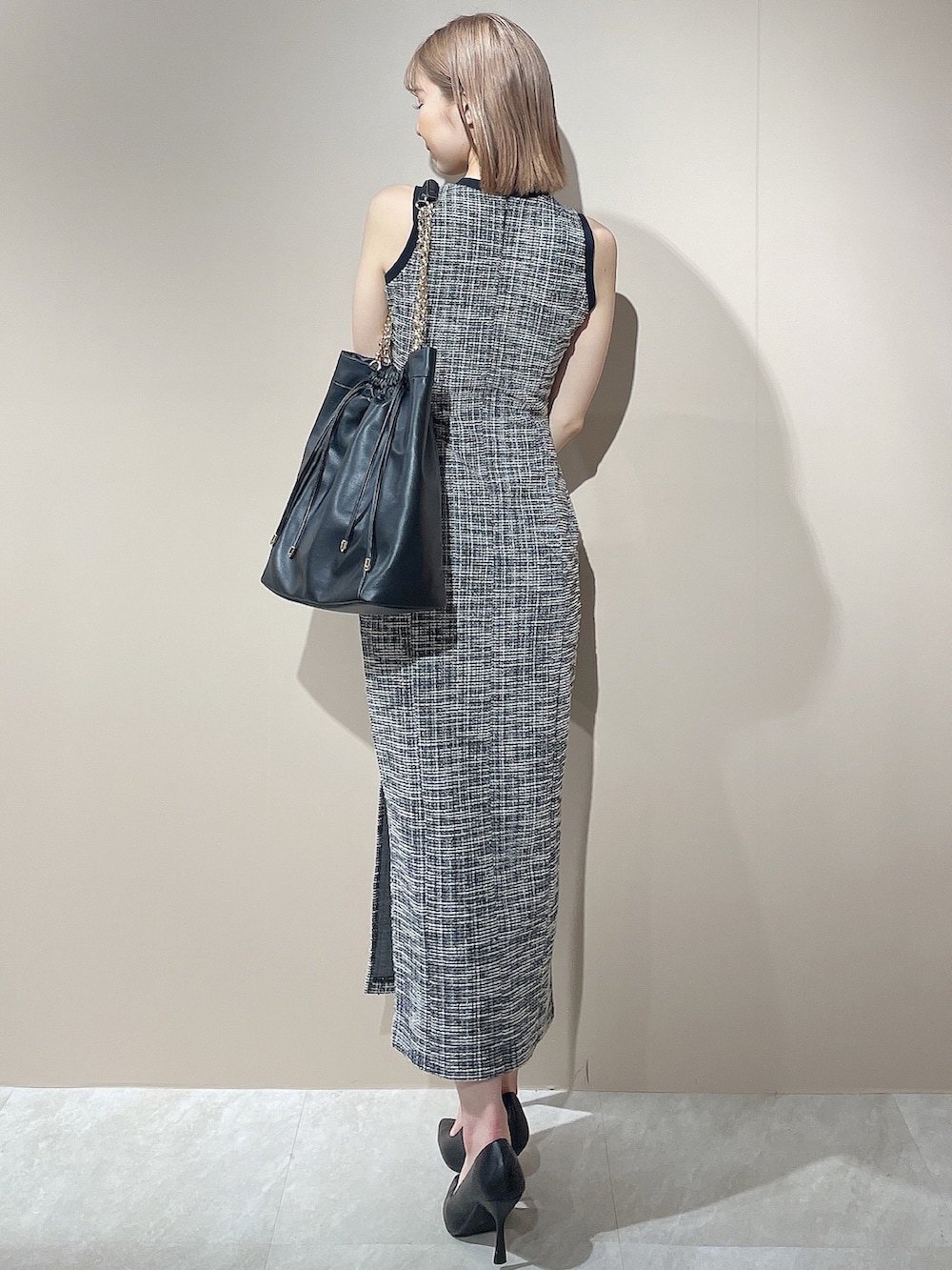 ブラック系のワンピース、ブラック系のトートバッグを着用したレディースの夏コーディネートの5枚目の写真