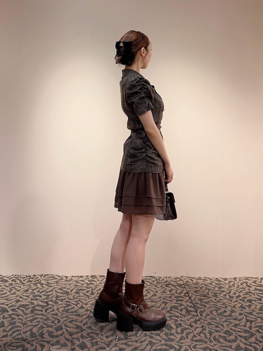 その他のワンピース、ブラック系のバレッタ/ヘアクリップを着用したレディースの夏コーディネートの2枚目の写真