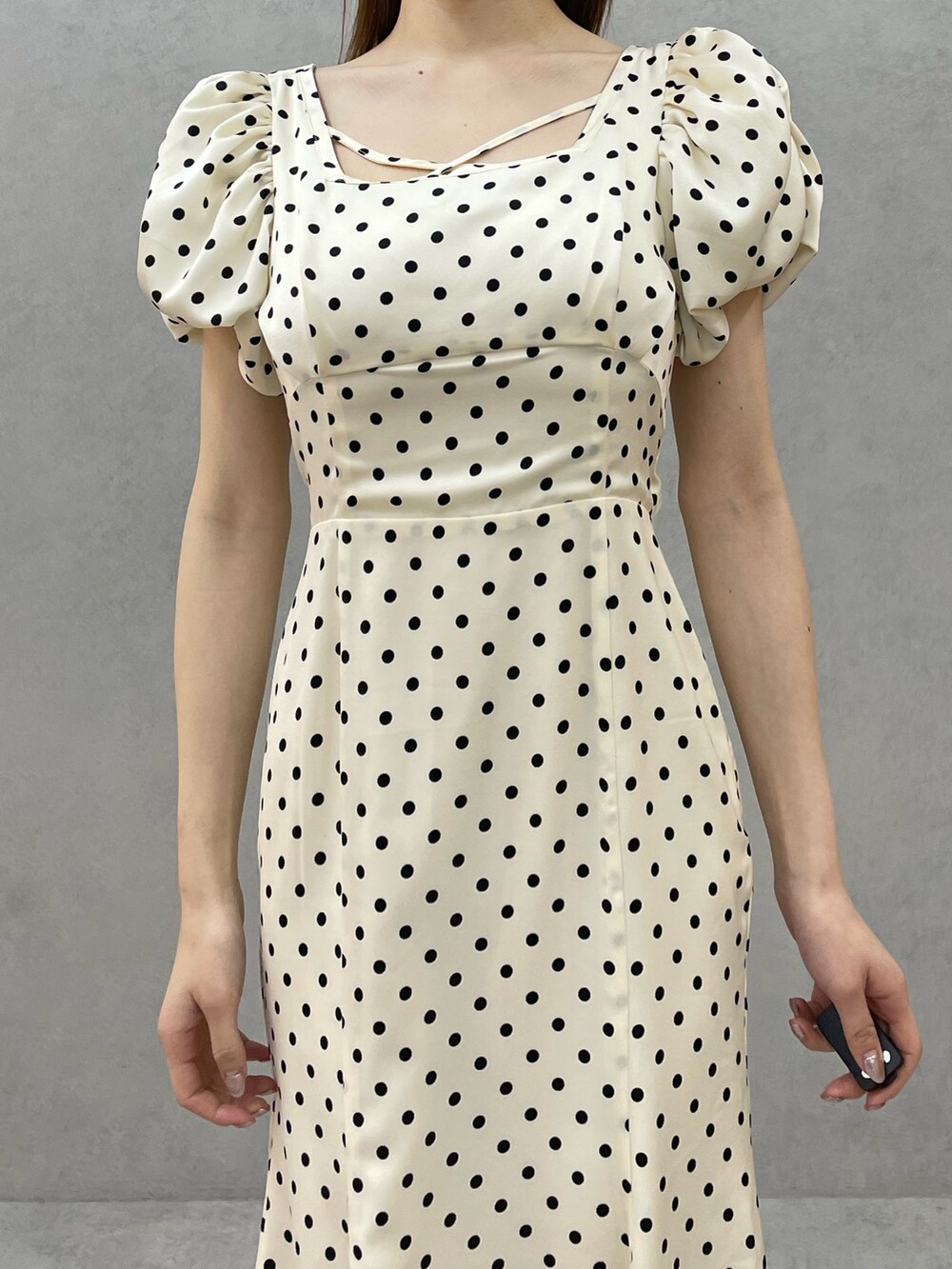 ホワイト系のワンピース、ホワイト系のブーツを着用したレディースの春コーディネートの6枚目の写真