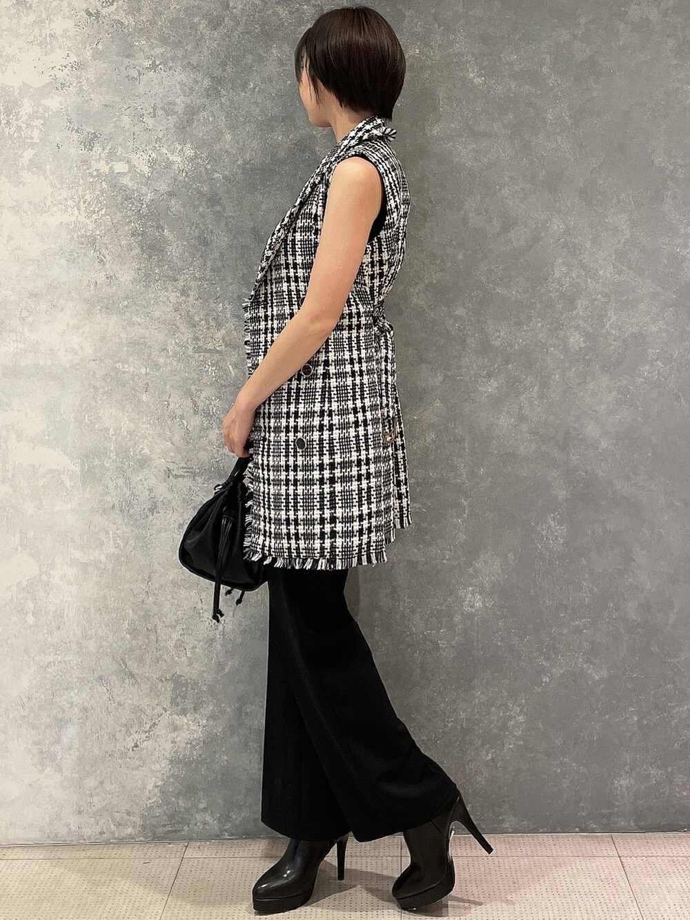 ブラック系のハンドバッグ、ブラック系のその他パンツ、ブラック系のワンピースを着用したレディースの夏コーディネートの4枚目の写真