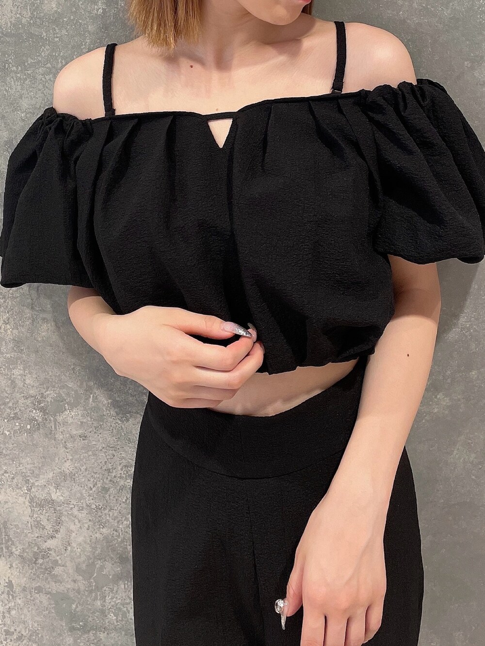 ブラック系のサンダル、ブラック系のその他パンツ、ブラック系のシャツ/ブラウスを着用したレディースの夏コーディネートの6枚目の写真