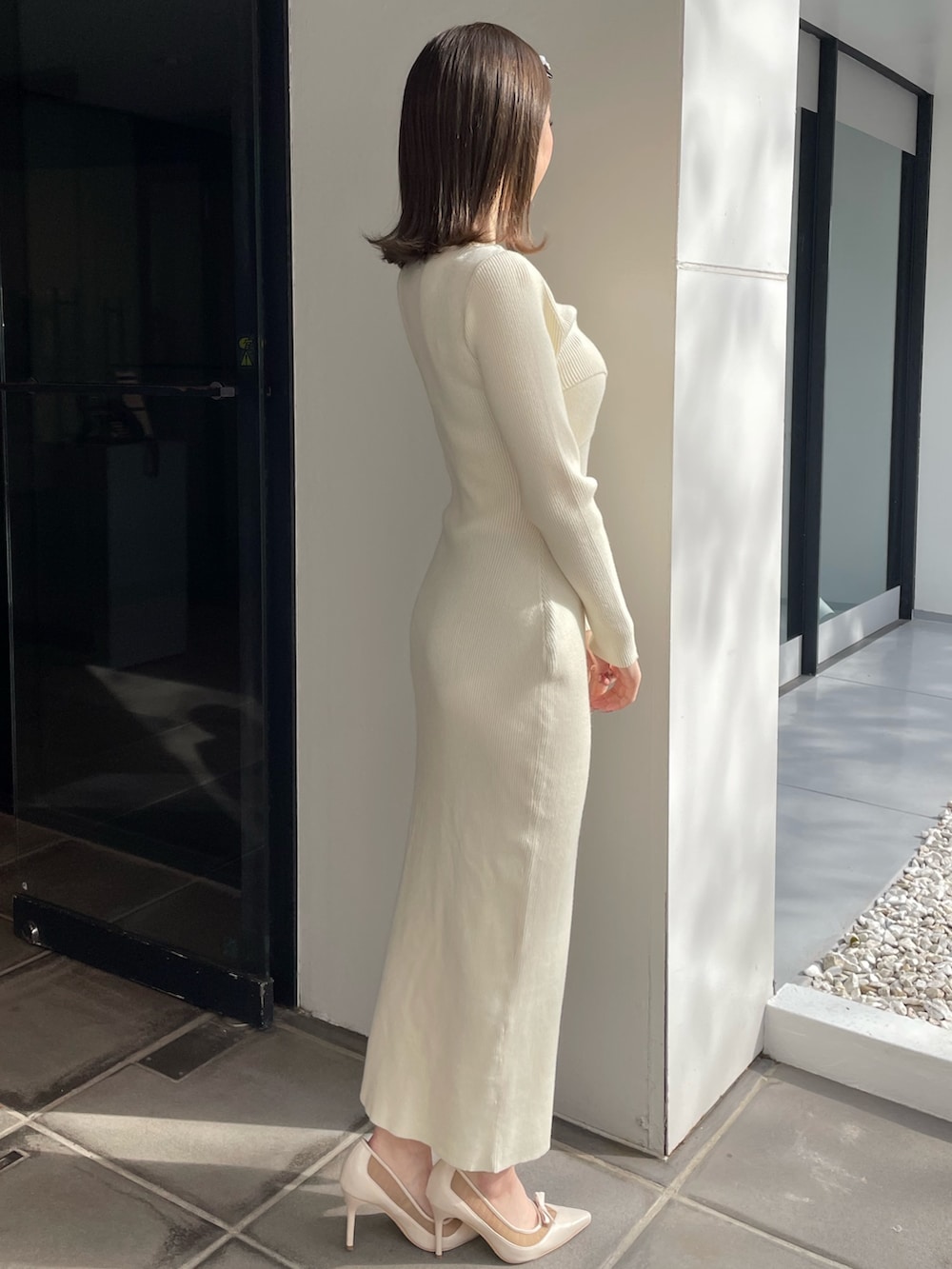 ホワイト系のワンピース、ホワイト系のパンプスを着用したレディースの秋コーディネートの2枚目の写真