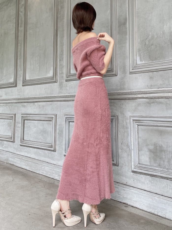 ホワイト系のブルゾン、ピンク系のワンピース、ベージュ系のパンプスを着用したレディースの秋コーディネートの2枚目の写真