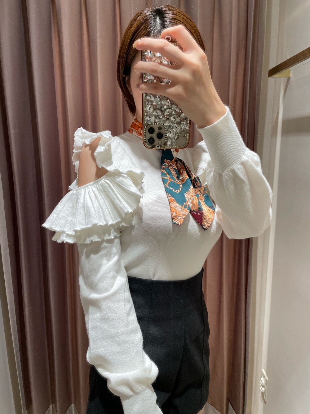 ホワイト系のニット/セーター、グレー系のその他パンツ、ブラック系のブーツを着用したレディースの秋コーディネートの3枚目の写真