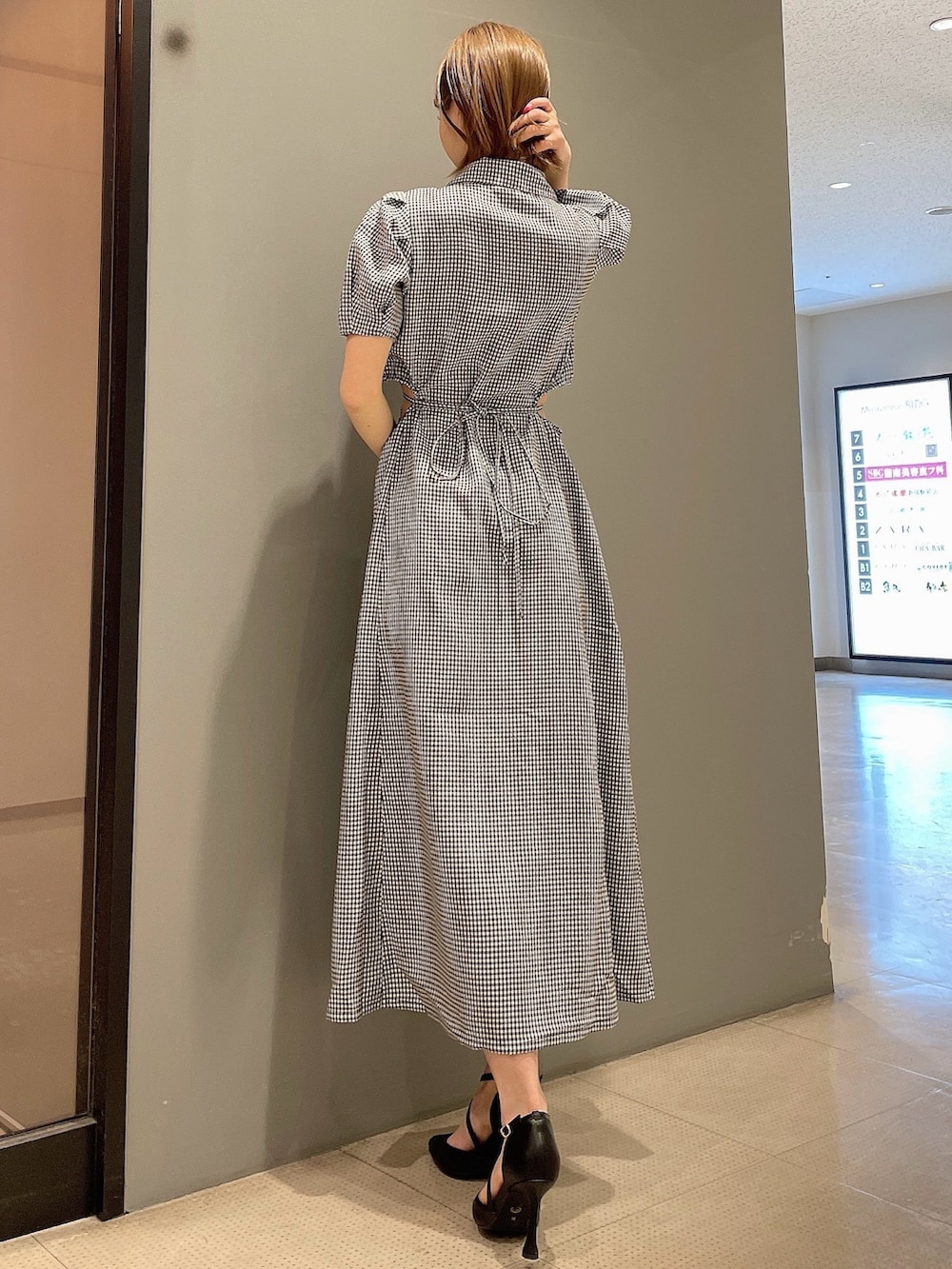 その他のワンピース、ブラック系のパンプスを着用したレディースの春コーディネートの4枚目の写真