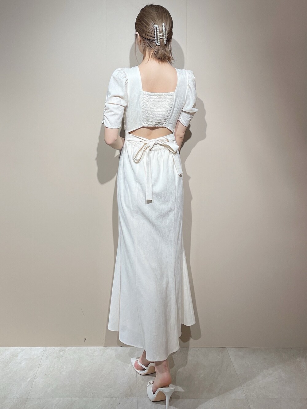 ホワイト系のワンピースを着用したレディースの春コーディネートの2枚目の写真