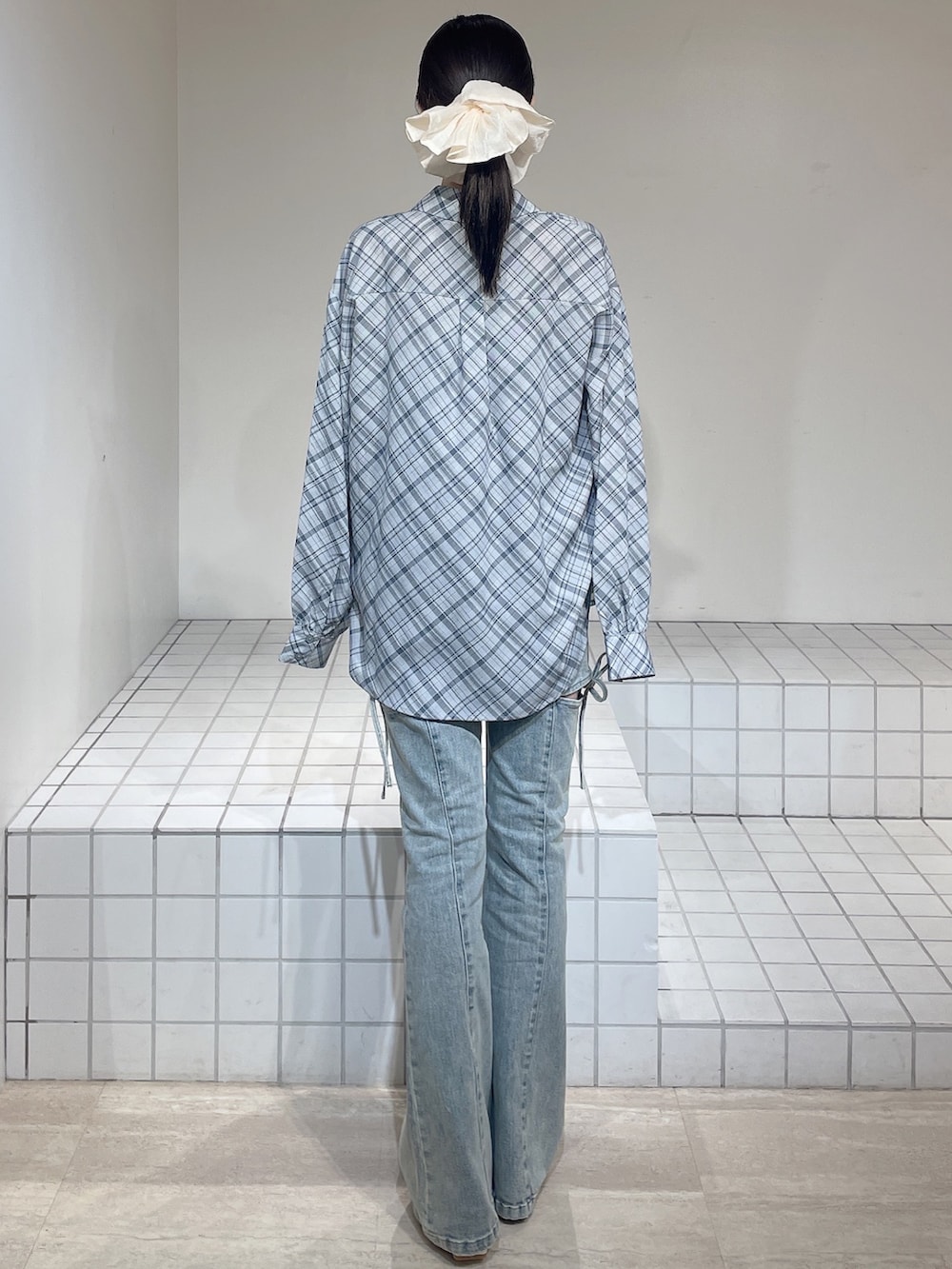 ブルー系のシャツ/ブラウス、ブルー系のシャツ/ブラウス、ホワイト系のパンプスを着用したレディースの春コーディネートの3枚目の写真