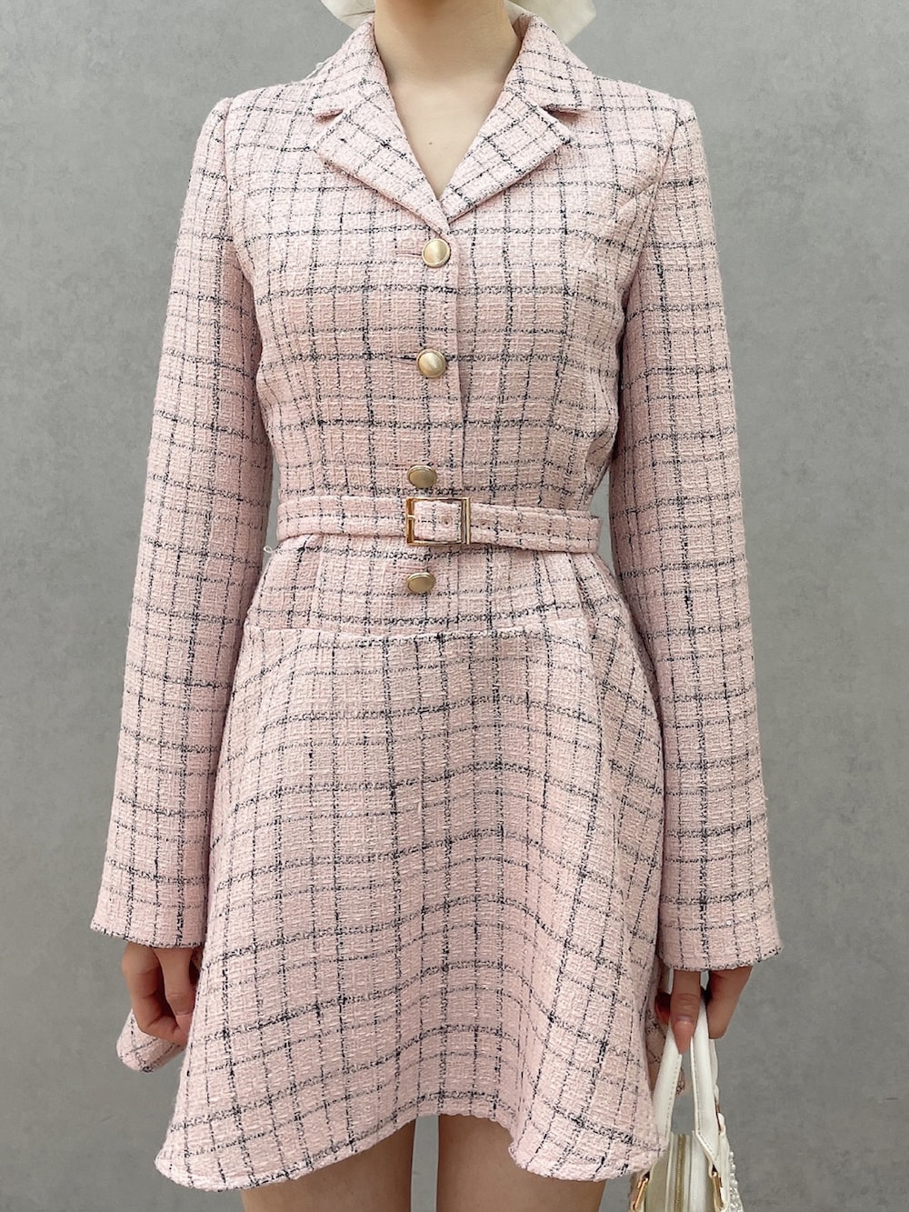 ピンク系のワンピース、ホワイト系のハンドバッグ、ホワイト系のブーツを着用したレディースの春コーディネートの5枚目の写真