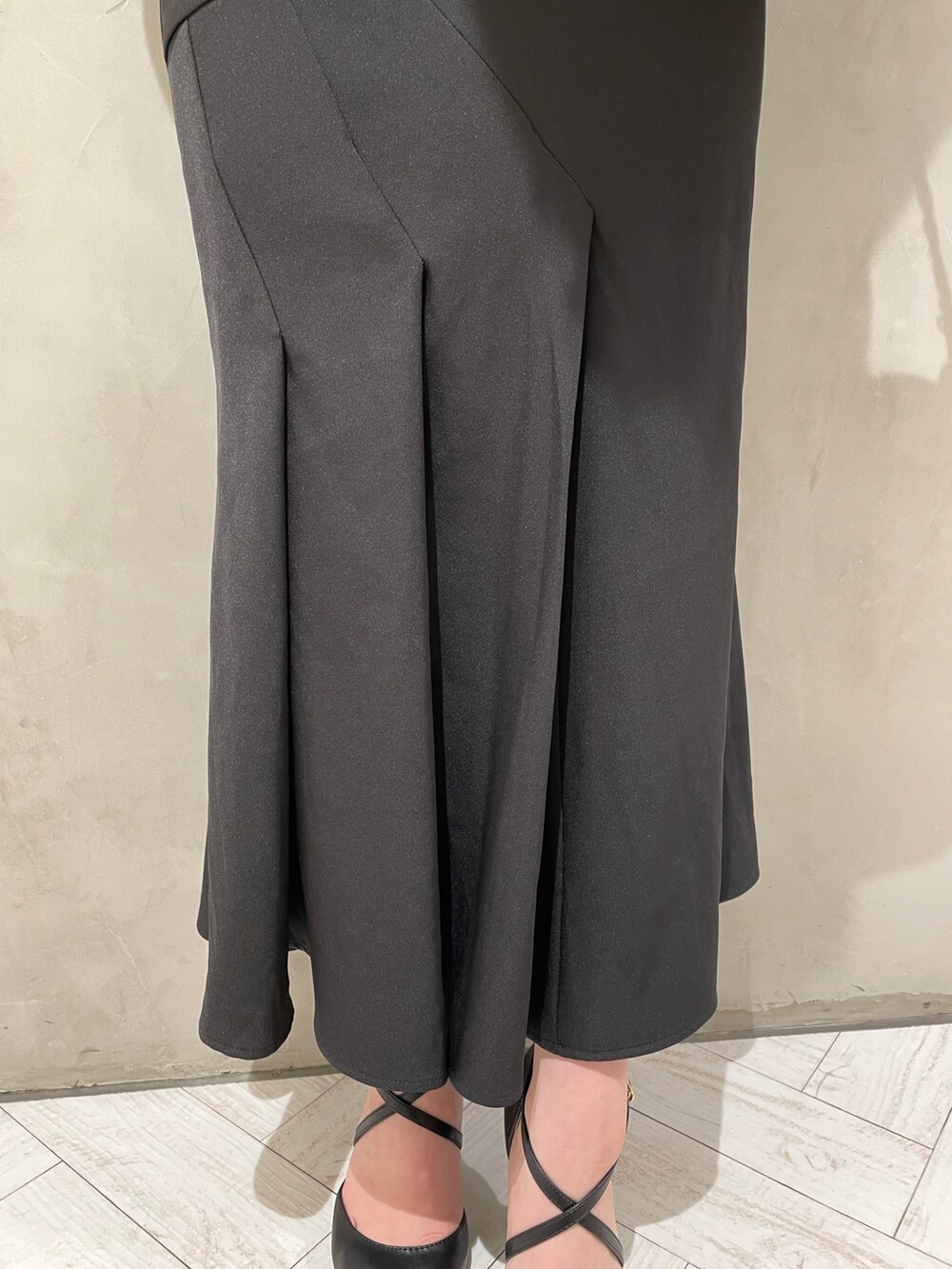 ホワイト系のニット/セーター、ベージュ系のハンドバッグ、ブラック系のスカートを着用したレディースの冬コーディネートの8枚目の写真