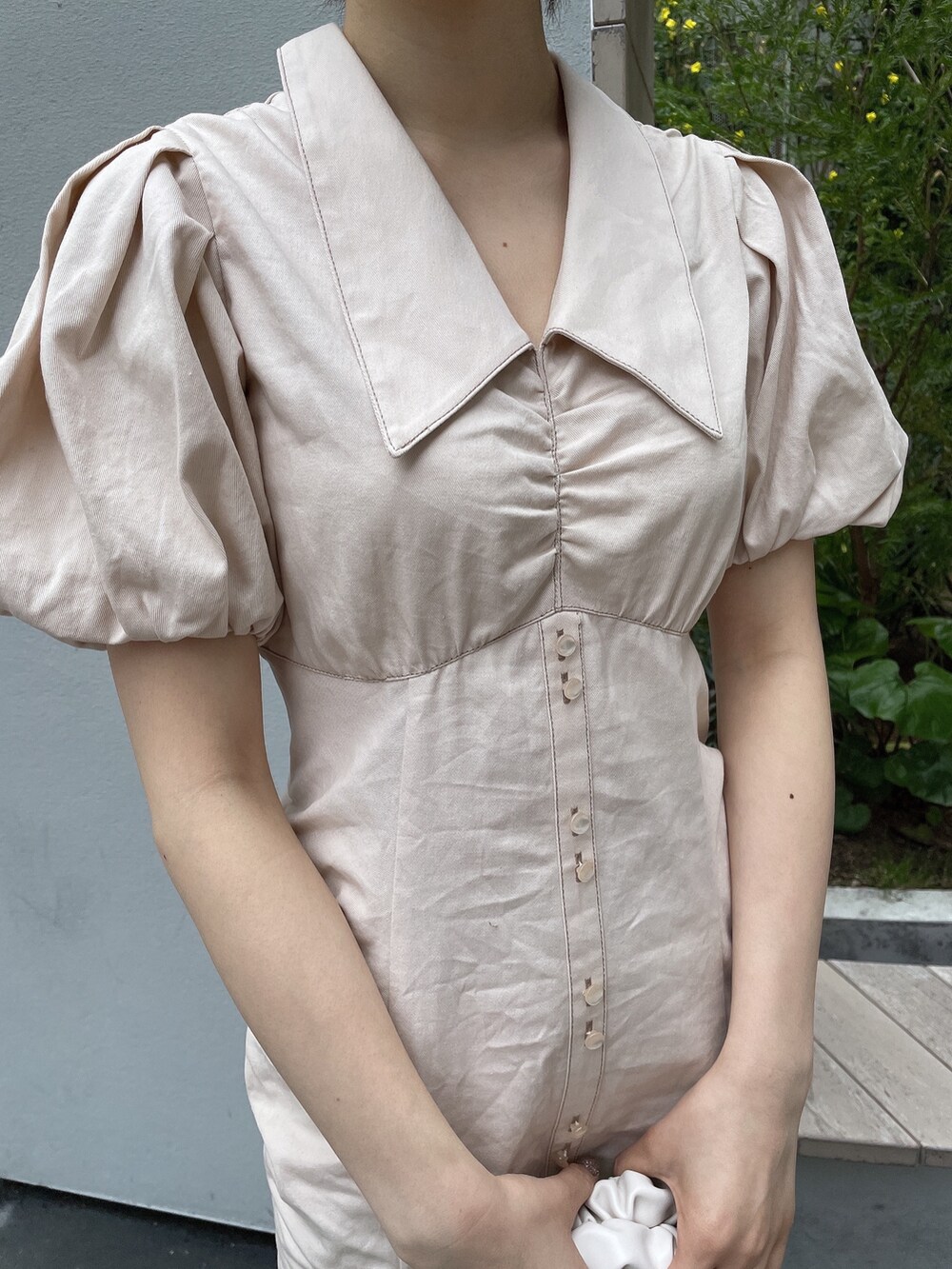 ホワイト系のワンピース、ホワイト系のハンドバッグ、ホワイト系のサンダルを着用したレディースの春コーディネートの4枚目の写真