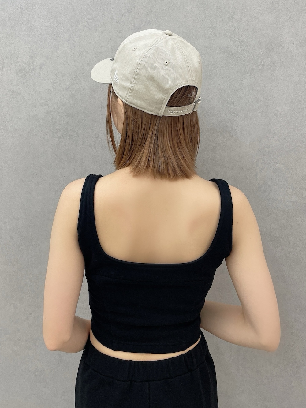 ブラック系のタンクトップ、ブラック系のスウェットパンツ、ブラック系のパンプスを着用したレディースの夏コーディネートの6枚目の写真