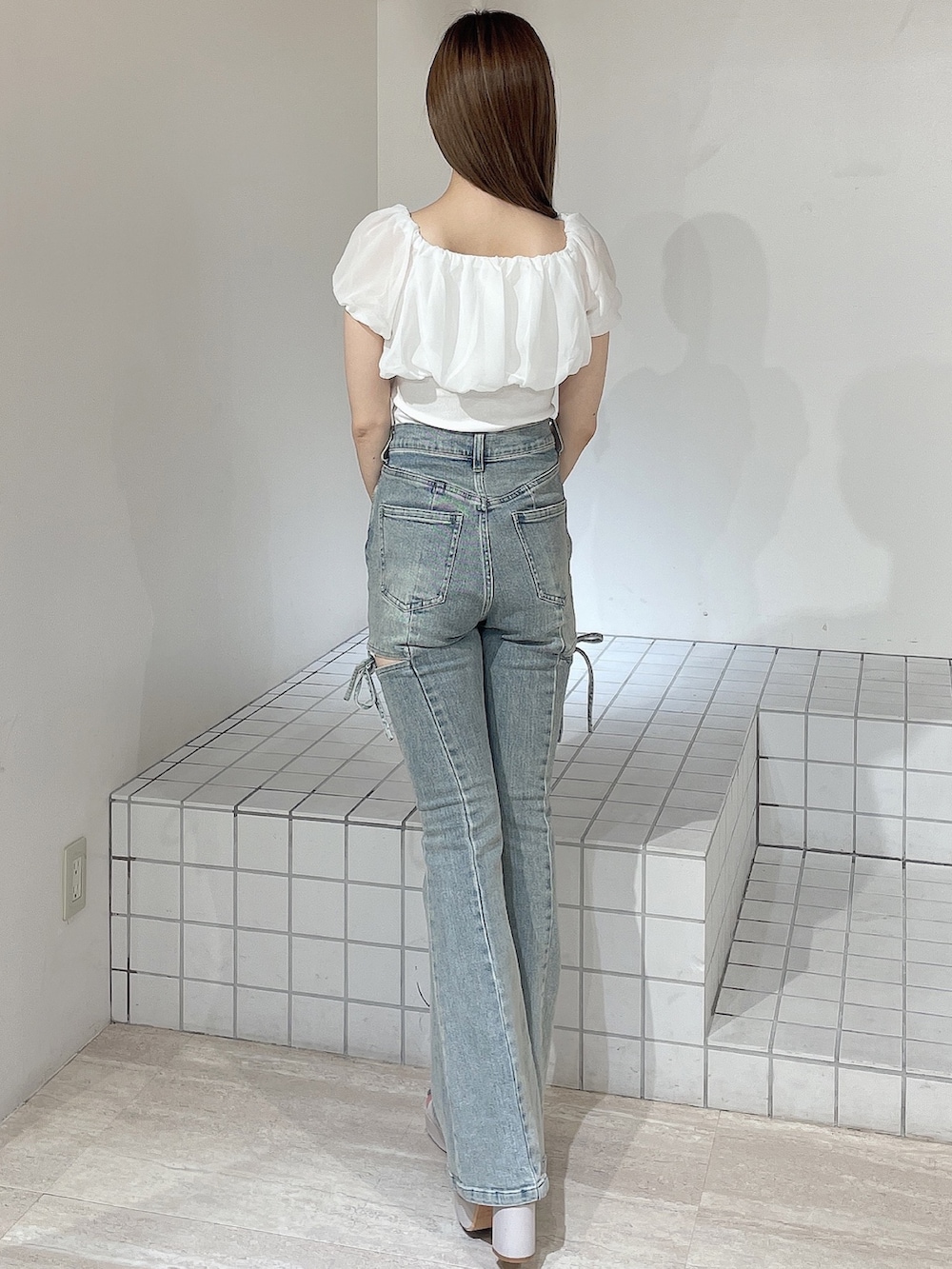 ホワイト系のTシャツ/カットソー、ブルー系のデニムパンツ、ベージュ系のサンダルを着用したレディースの夏コーディネートの6枚目の写真