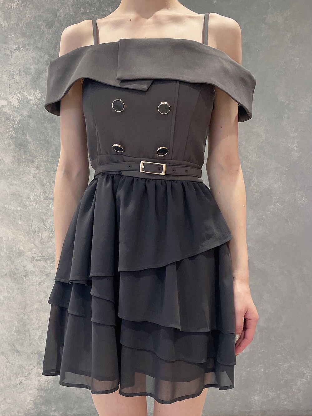 グレー系のワンピース、ホワイト系のサンダル、グレー系のシュシュを着用したレディースの夏コーディネートの9枚目の写真