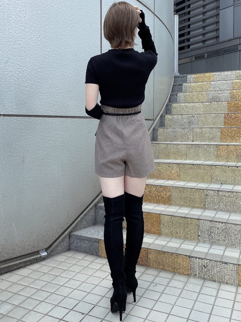その他のその他パンツ、ブラック系のブーツ、ブラック系のニット/セーターを着用したレディースの秋コーディネートの4枚目の写真