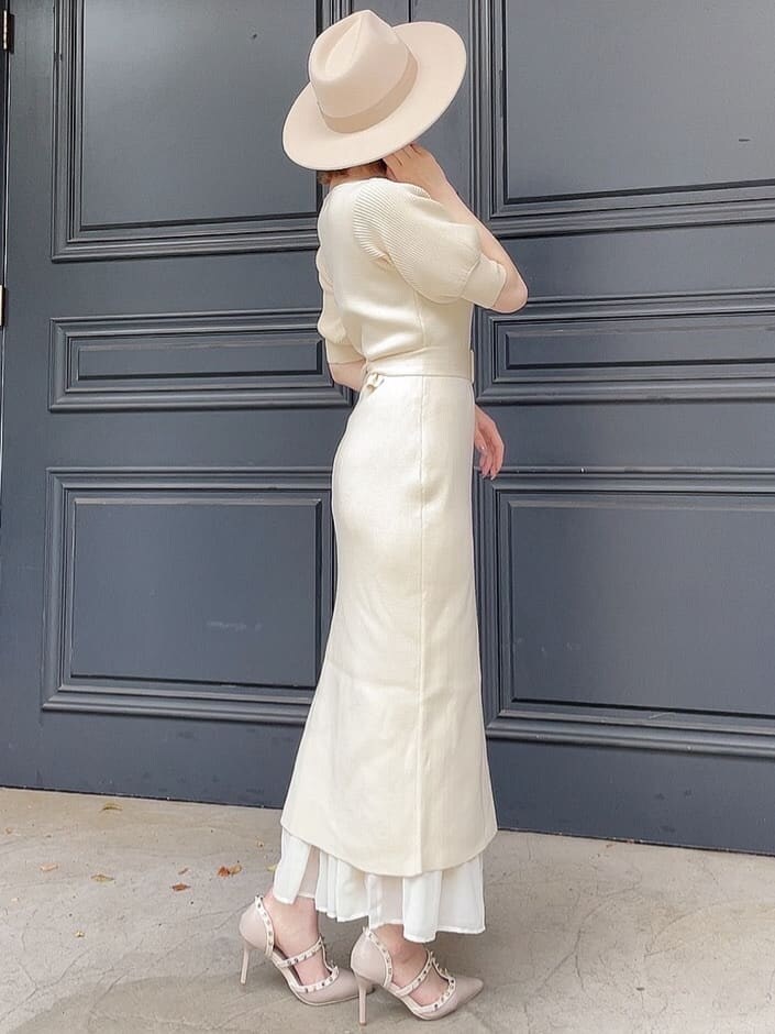 ホワイト系のワンピース、ベージュ系のパンプス、ホワイト系のハットを着用したレディースの春コーディネートの5枚目の写真