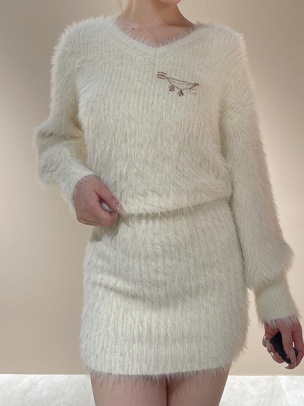 ホワイト系のワンピース、ブラック系のブーツを着用したレディースの秋コーディネートの6枚目の写真