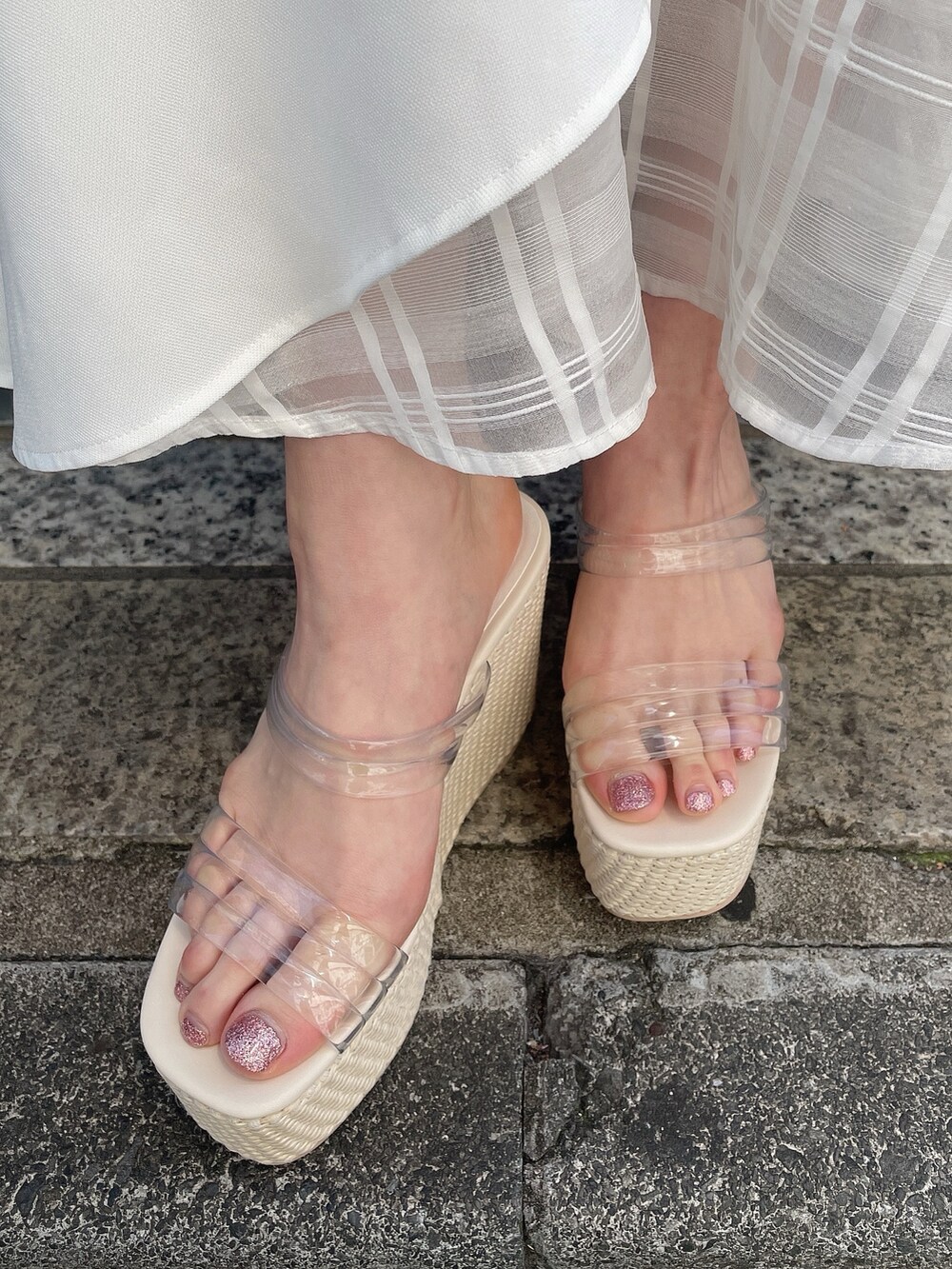 ブルー系のシャツ/ブラウス、ホワイト系のスカート、ホワイト系のサンダルを着用したレディースの春コーディネートの9枚目の写真