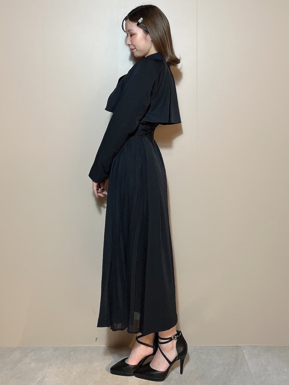 ブラック系のトレンチコート、ブラック系のパンプスを着用したレディースの冬コーディネートの4枚目の写真