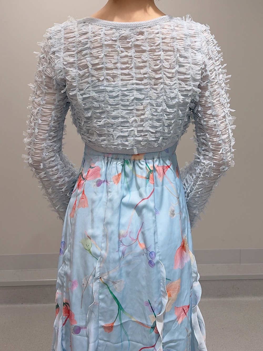 ブルー系のワンピース、ホワイト系のパンプス、ホワイト系のバレッタ/ヘアクリップを着用したレディースの冬コーディネートの7枚目の写真