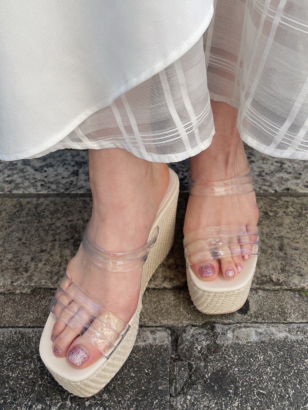 オレンジ系のワンピース、ホワイト系のサンダルを着用したレディースの春コーディネートの8枚目の写真