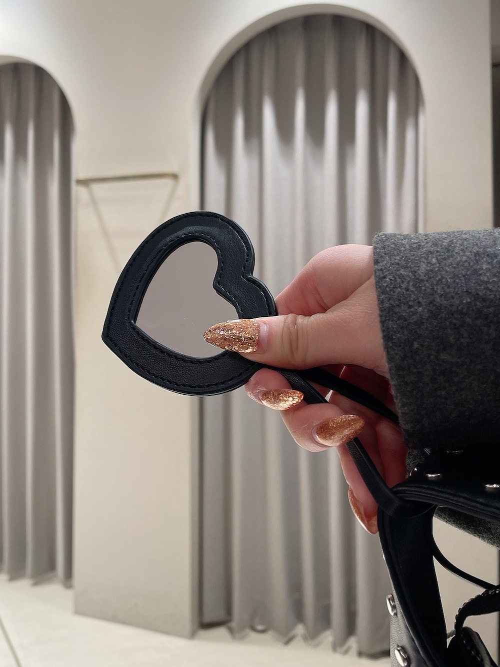 グレー系のその他アウター、ブラック系のブーツ、ブラック系のショルダーバッグを着用したレディースの秋コーディネートの7枚目の写真