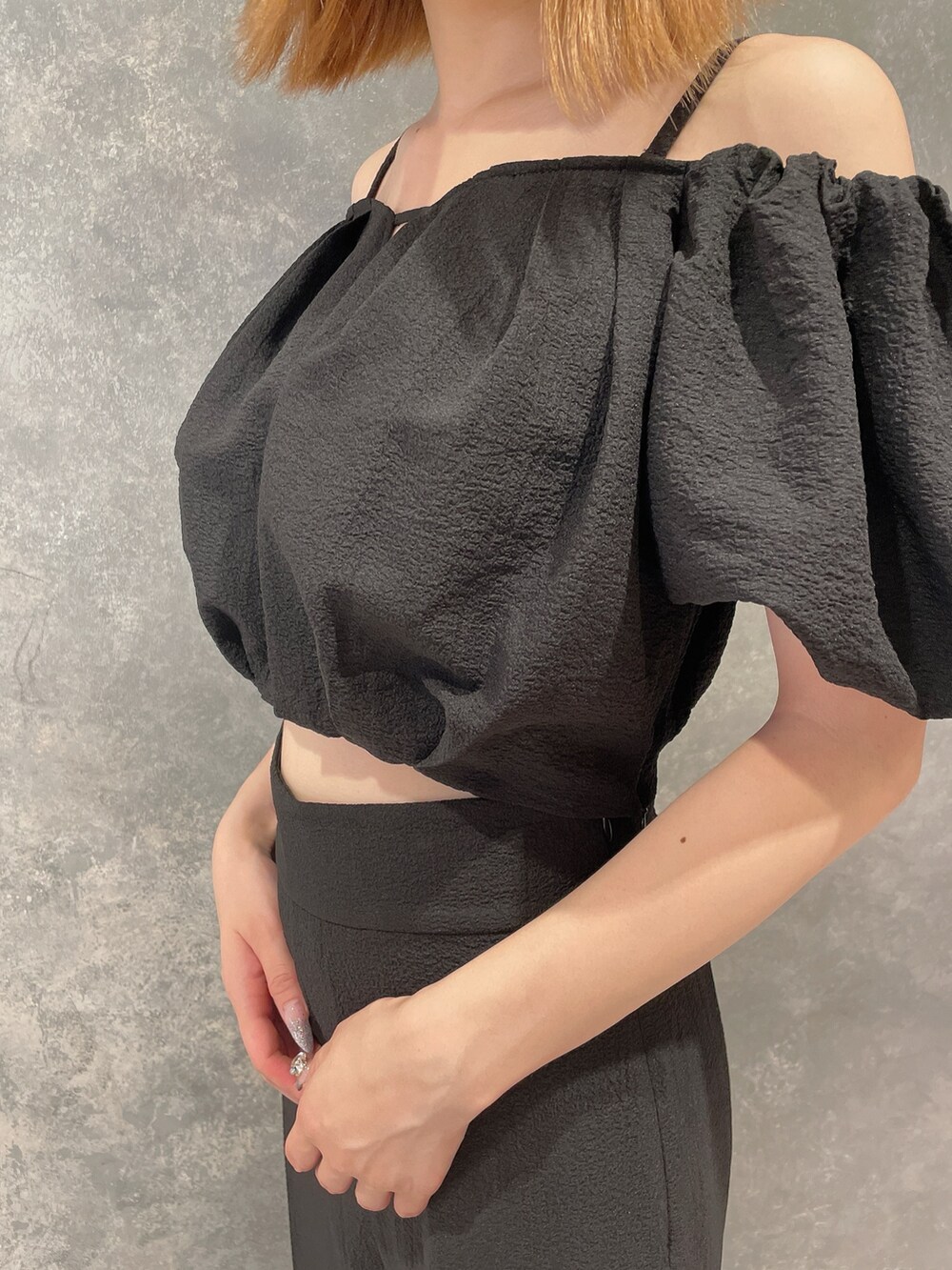 ブラック系のサンダル、ブラック系のその他パンツ、ブラック系のシャツ/ブラウスを着用したレディースの夏コーディネートの7枚目の写真